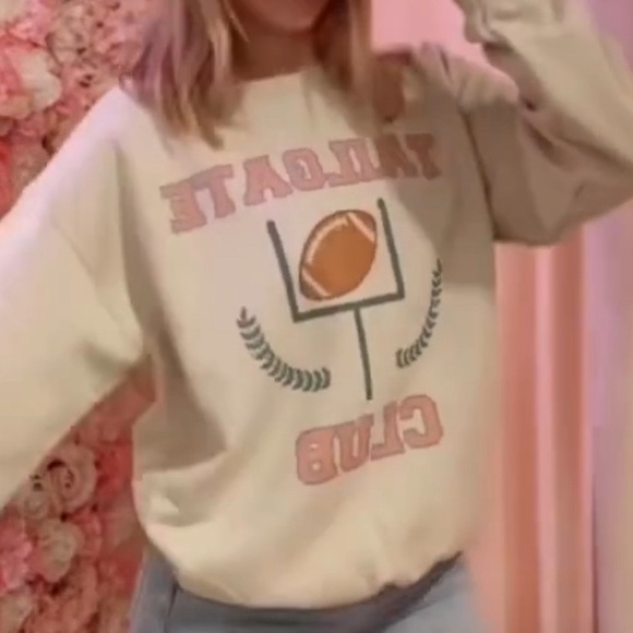 Super Mrkt TAILGATE CLUB sweatshirt! Fall is almost upon us!  Football season!🏈 - Picture 5 of 5